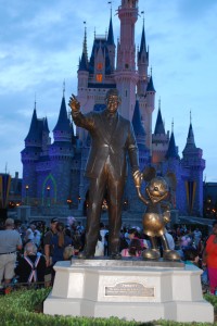 Walt Disney mit Mickey Mouse
